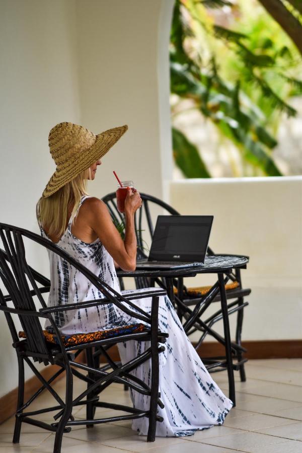 Zarafa House Bed & Breakfast Diani Beach Exterior foto